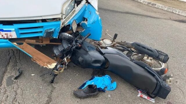 Colisão entre moto e ônibus deixa motociclista ferido, em Caldas Novas