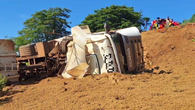Acidente na GO-309 deixa motorista ferido em capotamento próximo a Água Limpa