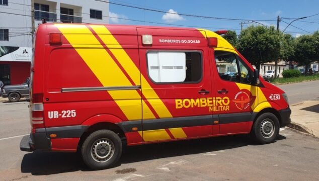 Acidente entre carro e moto é registrado em Catalão; mulher é encaminhada ao hospital