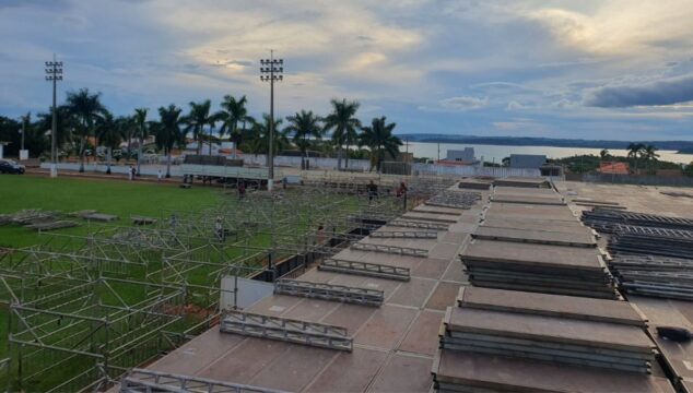 Mega estrutura para o 3 Ranchos Fest Folia já começa a ser montada em Três Ranchos