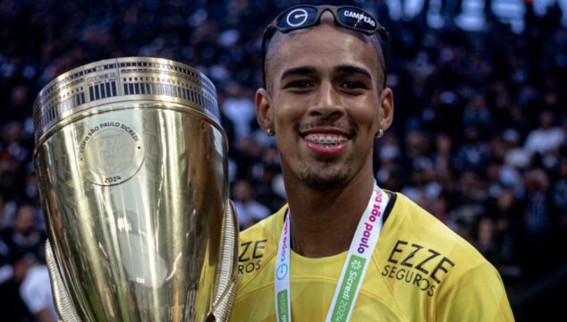 Matheus Roger, goleiro de Catalão, é campeão da Copa São Paulo de Futebol Júnior de 2024 com o Corinthians