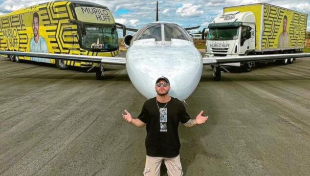 Avião do cantor Murillo Huff cai em vala no aeroporto de Goiânia