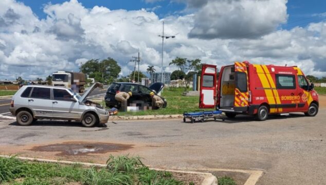 Acidente entre dois veículos de passeio no trevo da GO-210 com a GO-305, em Goiandira, deixa duas pessoas feridas