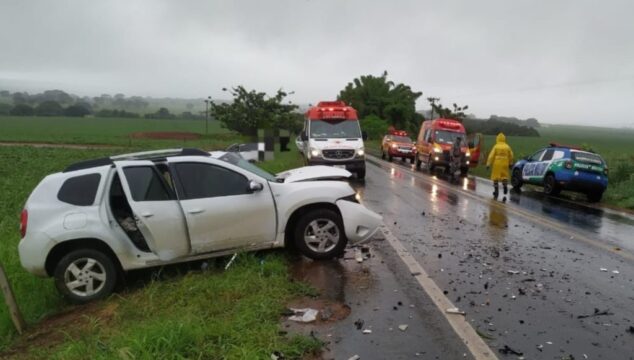 Três pessoas ficam feridas em colisão frontal na GO-139 próximo ao trevo de acesso à Piracanjuba