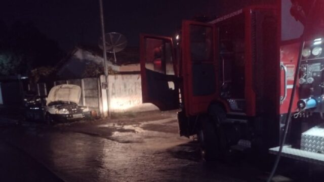 Bombeiros combatem incêndio em veículo estacionado em Ipameri