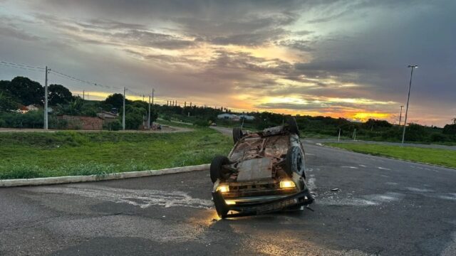 Motorista fica ferido após carro capotar na MG-190, em Monte Carmelo