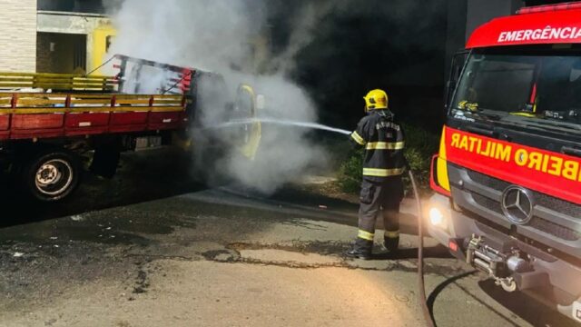 Bombeiros combatem incêndio em caminhonete no bairro Estrela em Catalão
