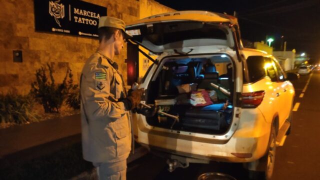 Família percorre mil quilômetros com serpente a bordo do veículo