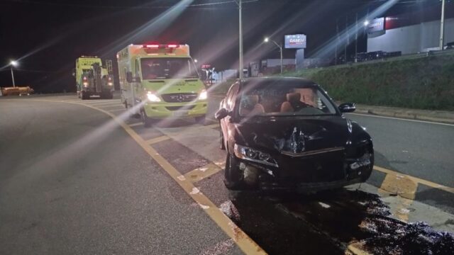 Motorista perde o controle do veículo e colide contra placas de sinalização, na BR-050 em Catalão