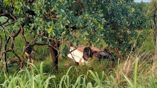 Motorista fica ferido após veículo sair da pista e capotar na MG-223 em Cascalho Rico (MG)