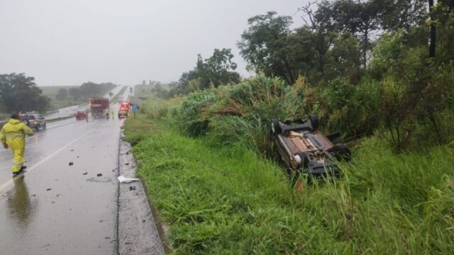 Tragédia na BR-050: Acidente envolvendo carreta, carro e motocicleta deixa dois mortos em Uberaba