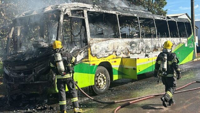 Bombeiros combatem incêndio em ônibus na cidade de Ouvidor
