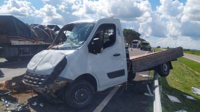 Capotamento na BR-050, em Campo Alegre de Goiás, deixa motorista gravemente ferido e passageiro com ferimentos leves