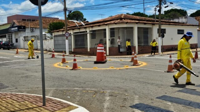 SMTC implanta rotatória na rua Procópio Ponciano, no bairro São Francisco, em Catalão