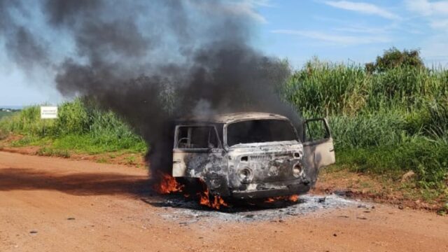 Incêndio destrói veículo em estrada vicinal próximo a Goiandira; VÍDEO