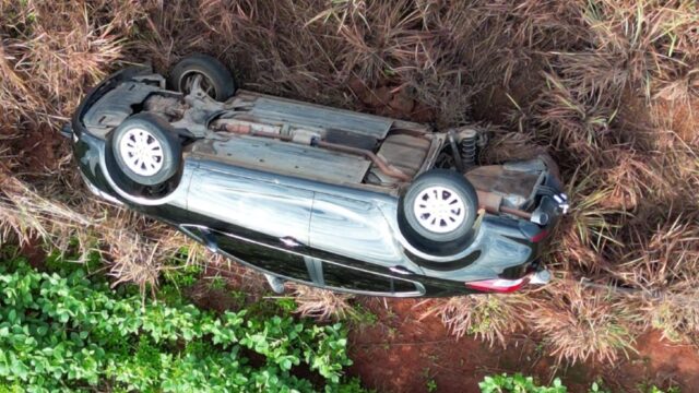 Motorista sai ileso após carro sair da pista, capotar e parar às margens da GO-503, no município de Ouvidor