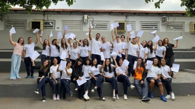 Mais de 10% dos estudantes da rede estadual de Goiás tiraram notas acima de 900 na redação do Enem 2023