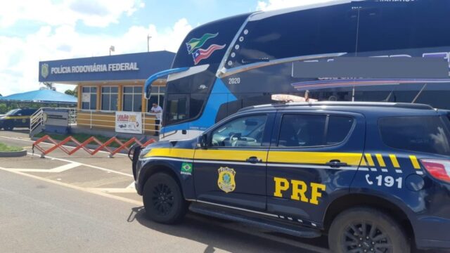 Ônibus de turismo com placa adulterada é interceptado em fiscalização da PRF em Catalão, GO