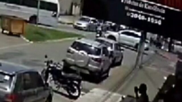 Câmera de segurança flagra acidente entre carro e moto no bairro Jardim Brasília, em Catalão; Veja vídeo