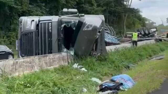 Acidente na BR-050 em Araguari: Tombamento de veículo pesado carregado com cerâmica deixa feridos e interdita parcialmente a via