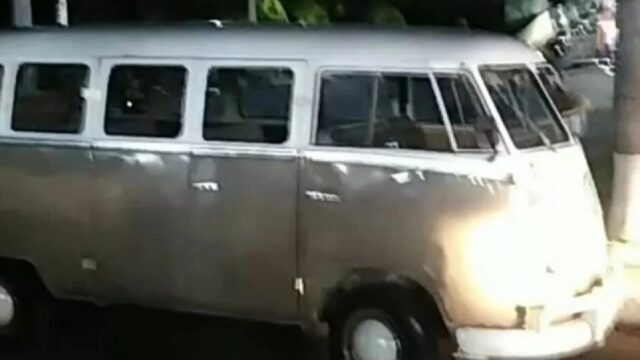 Kombi perde freios, desce de ré e atropela mulher em feira de Caldas Novas
