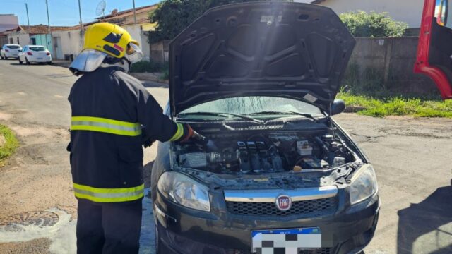 Bombeiros são acionados para combater princípio de incêndio em veículo em Catalão