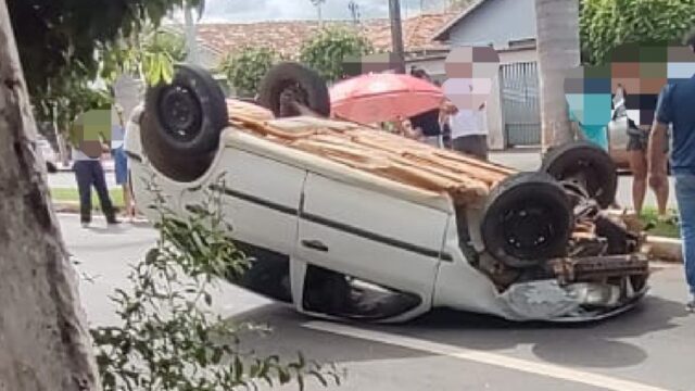 Carro capota em avenida e deixa duas pessoas feridas em Goiandira