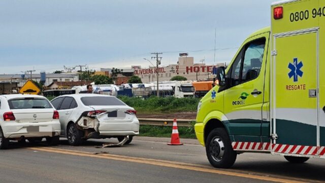 Colisão traseira entre veículos de passeio é registrada no perímetro urbano da BR-050 em Catalão
