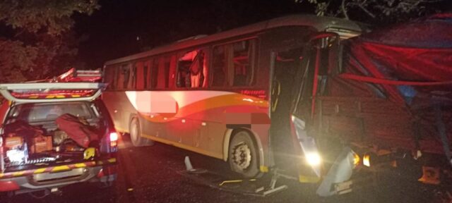 Acidente na BR-153 deixa três feridos em colisão entre ônibus e caminhão