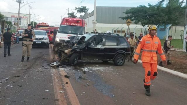 Colisão frontal entre carro e ônibus deixa dois feridos em Araguari