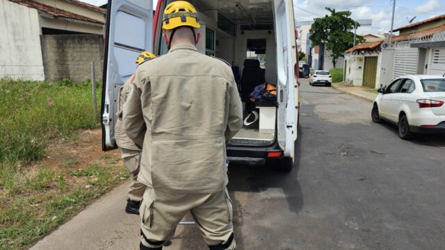 Idosa fica ferida após ser atropelada por ciclista em Catalão