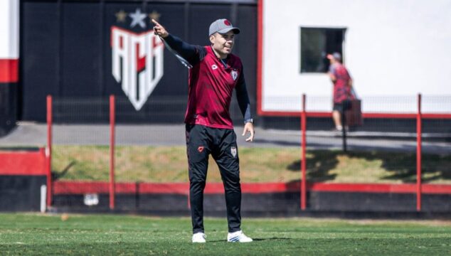 Técnico Jair Ventura, do Atlético-GO, avalia a possibilidade de rodar elenco contra o Crac amanhã no Antônio Accioly