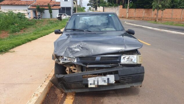 Colisão entre dois carros deixa idoso e homem feridos no Bairro Paineiras, em Catalão