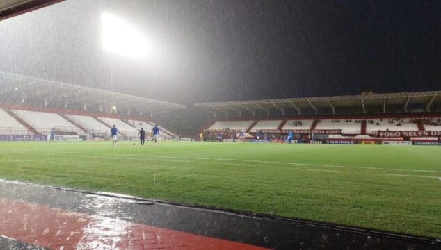 Chuva intensa em Goiânia interrompe jogo entre Atlético-GO e Crac; partida será remarcada