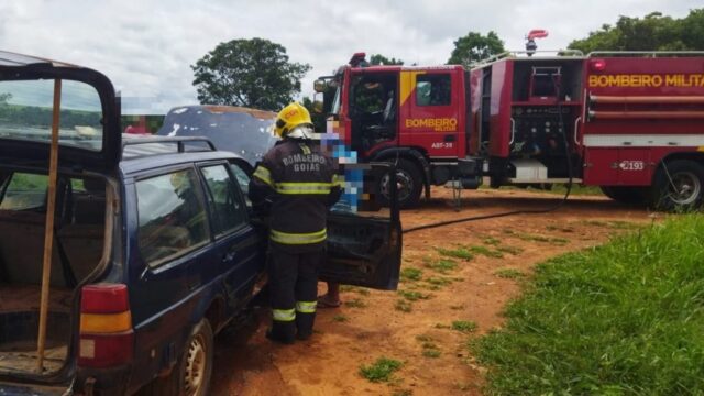 Corpo de Bombeiros combate incêndio em veículo, Ipameri
