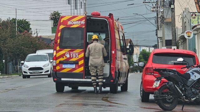 Colisão entre carro e moto deixa homem ferido no Centro, em Catalão