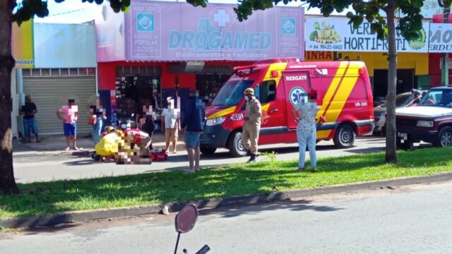 Mulher fica ferida após bater moto em cachorros de rua em Caldas Novas
