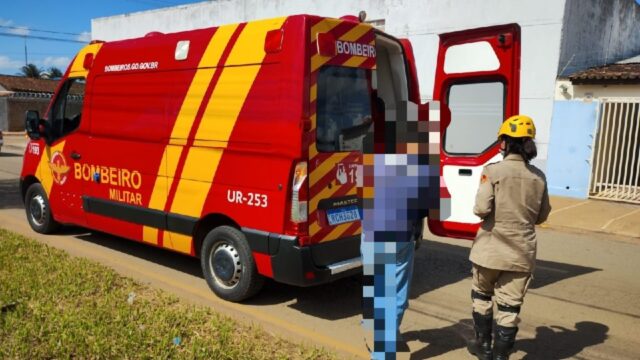 Motociclista fica ferido após moto enroscar em fios caídos em via pública, em Catalão