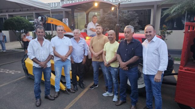 Ouvidor: Prefeito Cebinha entrega trator com implementos agrícolas para a Secretaria de Agricultura