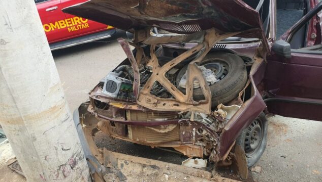 Jovem fica gravemente ferido após colidir carro contra poste em Catalão