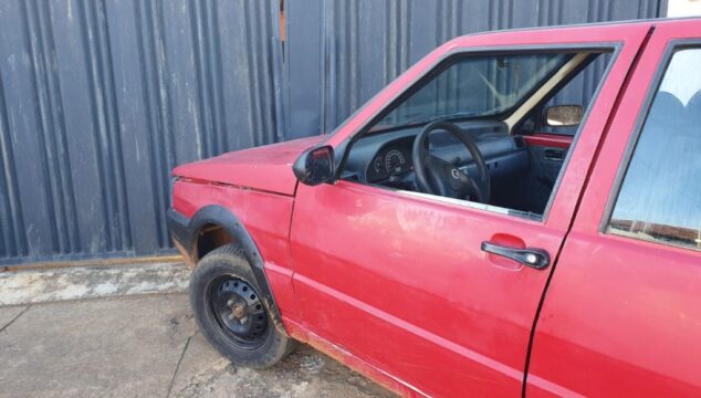 Homem fica ferido após colidir carro contra portão de residência em Catalão