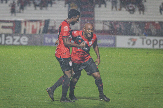 Primeiro gol de Vagner Love no Atlético-GO teve beijo de Jair Ventura antes e depois na careca do artilheiro