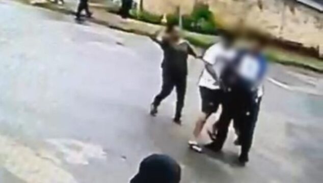Aluno é morto e dois adolescentes ficam gravemente feridos em briga na porta de escola; vídeo