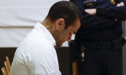 Daniel Alves é condenado a 4 anos e 6 meses de prisão por estupro em boate de Barcelona, na Espanha