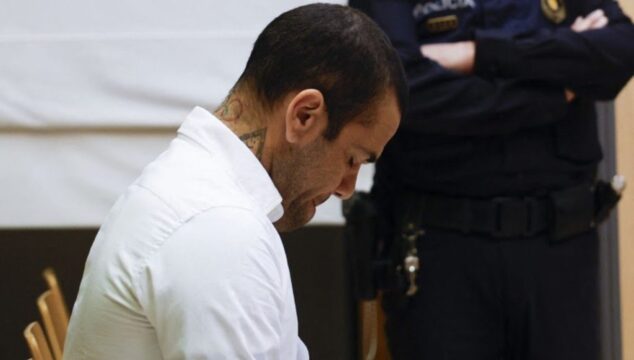 Daniel Alves é condenado a 4 anos e 6 meses de prisão por estupro em boate de Barcelona, na Espanha