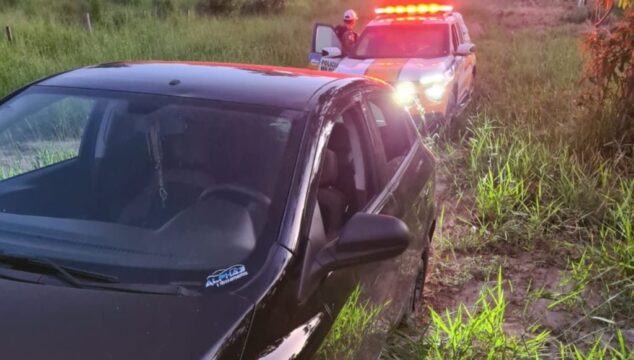 Motorista com cocaína joga carro contra policiais e tenta fugir de abordagem com pneu furado em Abadia dos Dourados
