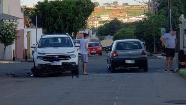 Mulher fica ferida após se envolver em acidente entre picape e moto em Catalão