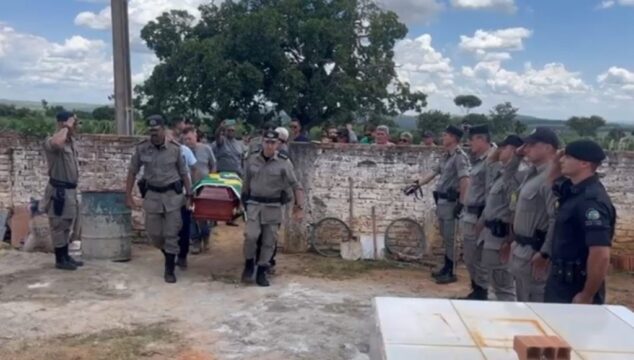 Policiais Militares do 9° CRPM de Goiás prestam homenagens durante o sepultamento do Policial Militar da Reserva, Antônio Ribeiro, morto a tiros em zona rural de Catalão