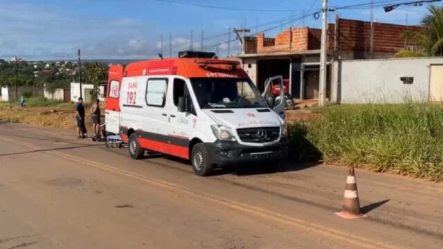 Colisão entre moto e carro deixa jovem ferido, em Caldas Novas