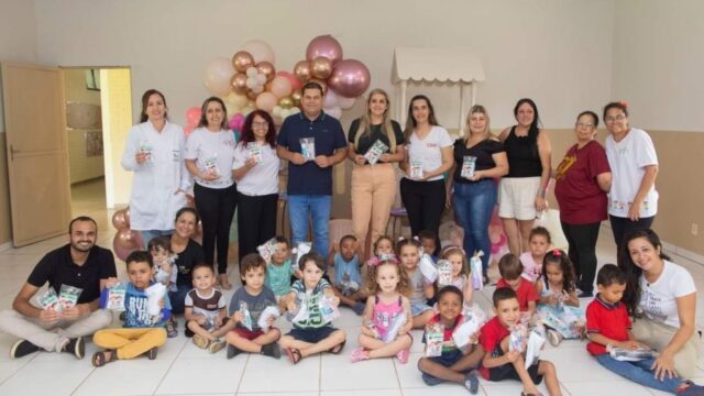 Crianças de Ouvidor recebem Kit de Higiene Bucal para incentivar Saúde Dental